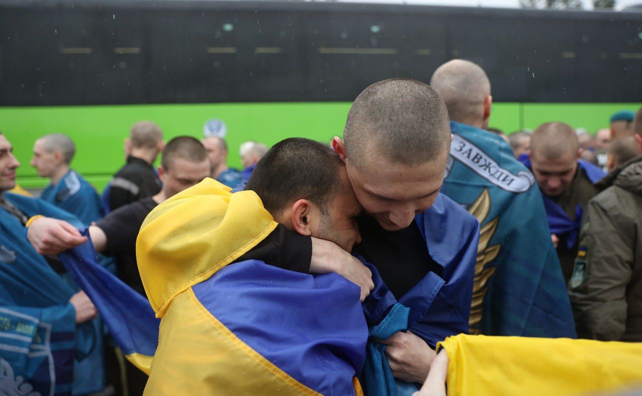Сьогодні в Україну повернули 185 військових та 20 цивільних полонених. Фото: Координаційний штаб з питань поводження з військовополоненими
