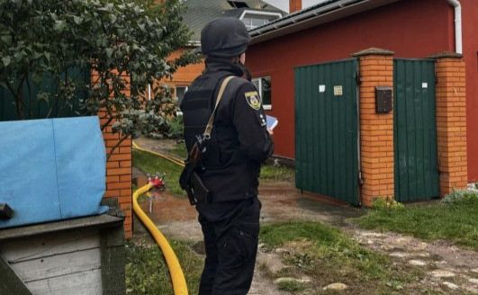 На місці прильоту працюють рятувальники та поліція. Фото: поліція Київщини