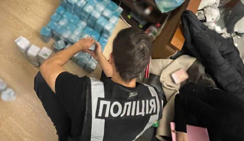 Під час обшуків правоохоронці вилучили близько півмільйона пігулок. Фото: Нацполіція