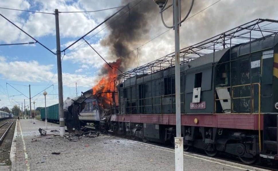 Удар був нанесений по потягу у Шостці. Фото: Укрзалізниця