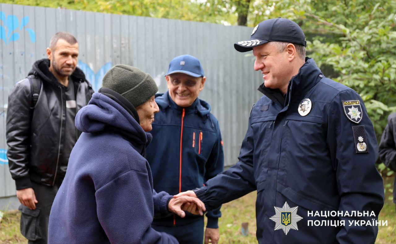 Дмитро Шумейко привітав ювіляра. Фото: поліція Києва