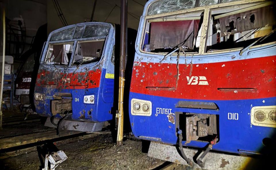 Окупанти вдарили по локомотивному депо. Фото: Telegram/Олексій Кулеба