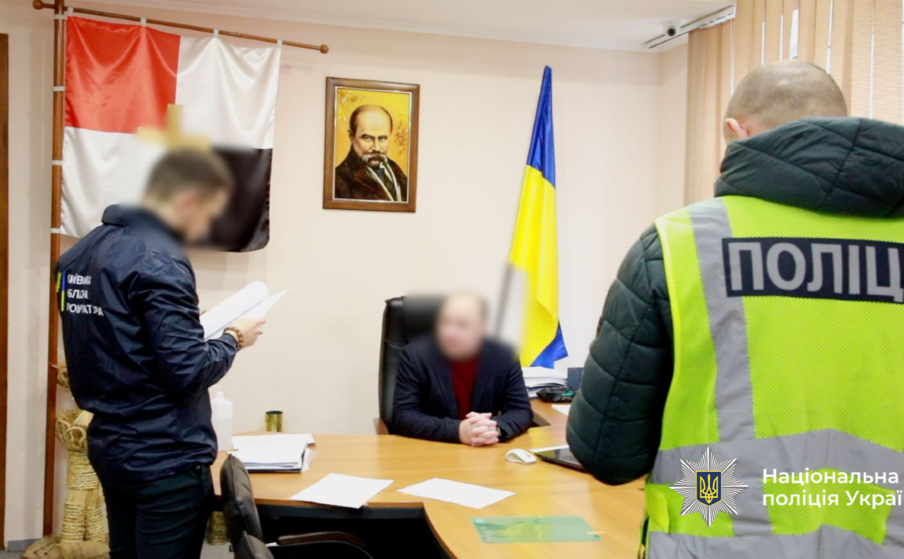 Оголошення підозри меру. Фото: Нацполіція