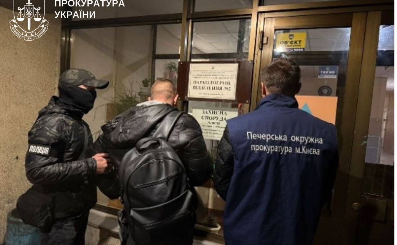 Момент затримання лікаря. Фото: Печерська окружна прокуратура