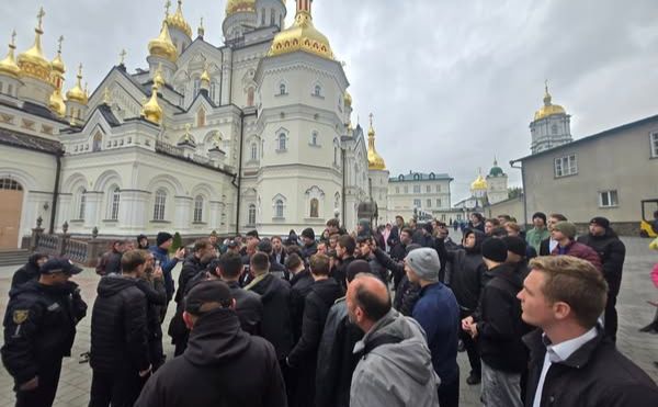 Протистояння під час слідчих дій на території Почаївської Свято-Успенської лаври. Фото: В.Ільчишин, фейсбук