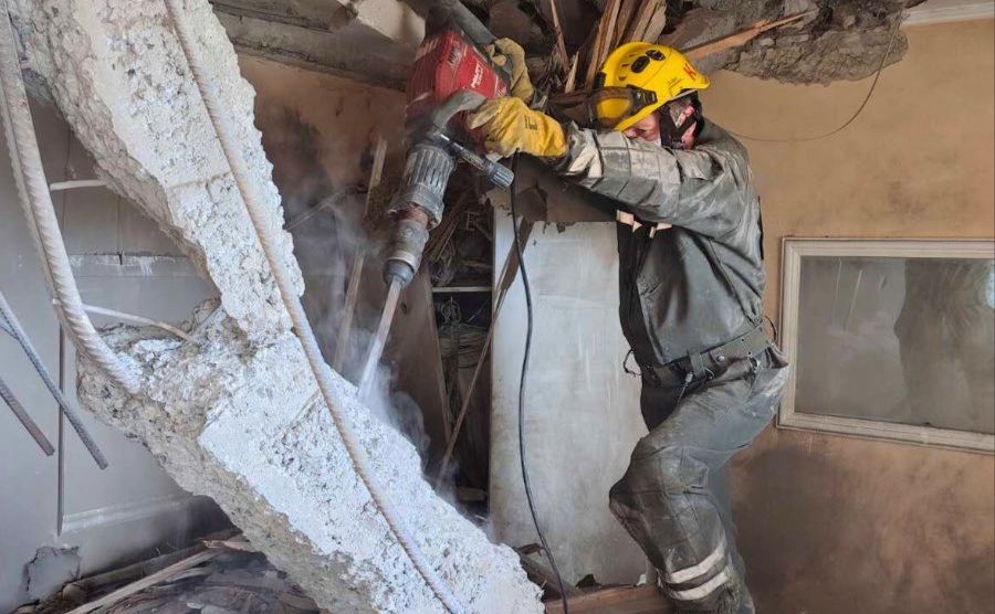 Розбирання завалів муніципальними рятувальниками після ворожого обстрілу Києва. Фото: КАРС