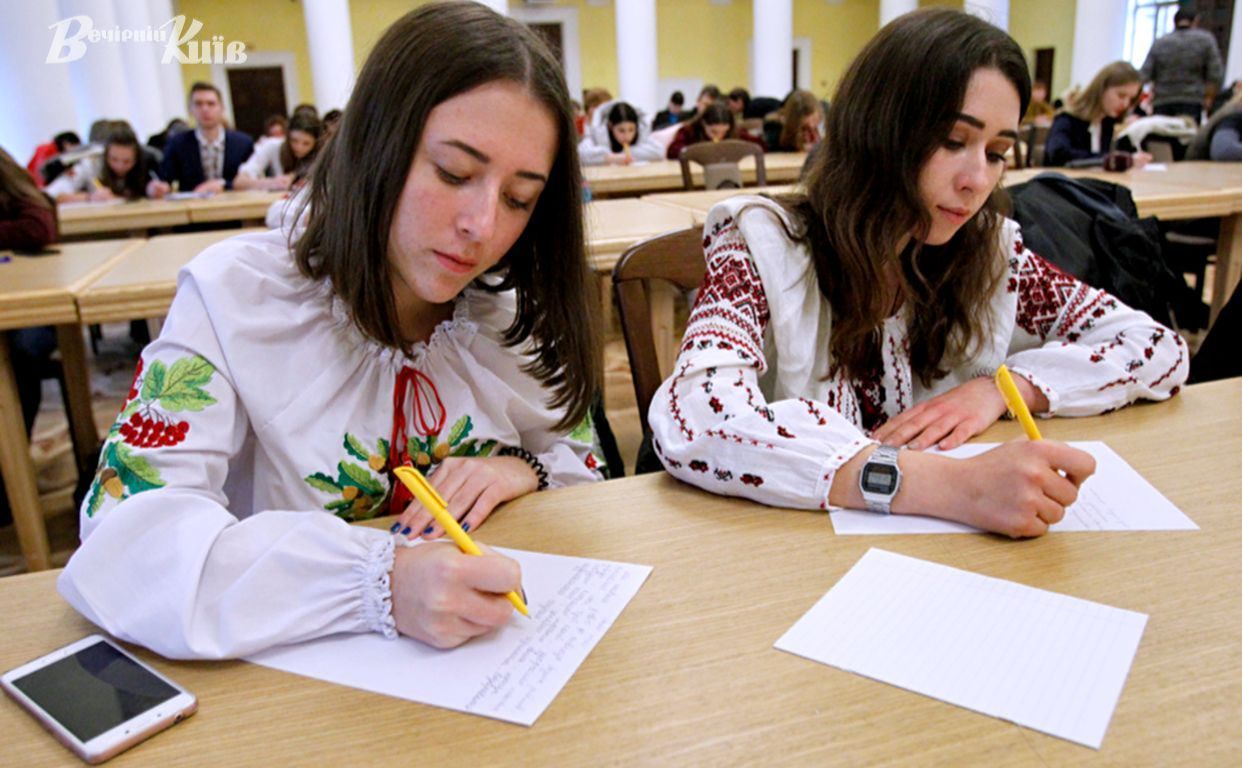 Війна не відмінила радіодиктант. Ілюстративне фото: Борис Корпусенко