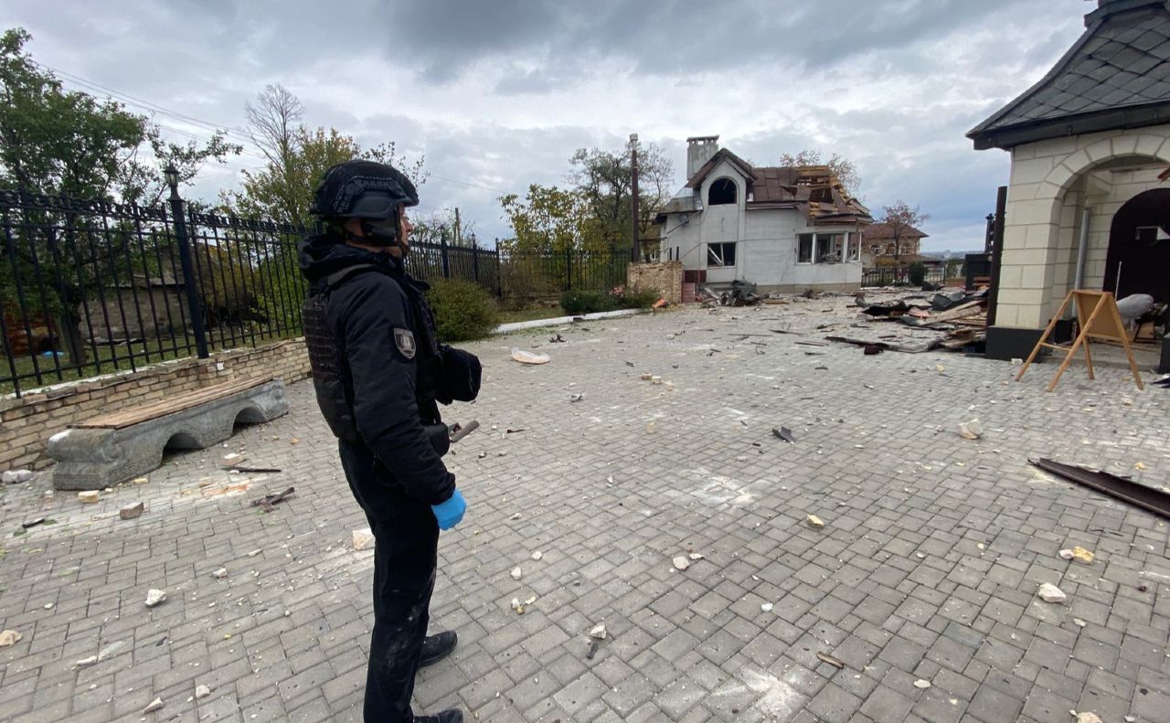 Поліцейський біля обстріляного храму в Костянтинівці. Фото: телеграм С.Горбунова, начальника Костянтинівської МВА