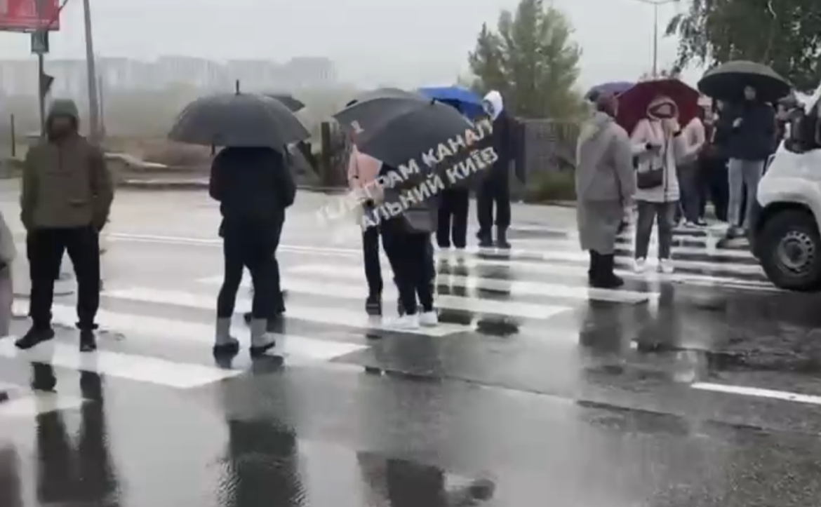 Мешканці перекрили дорогу. Скрин з відео Реальний Київ