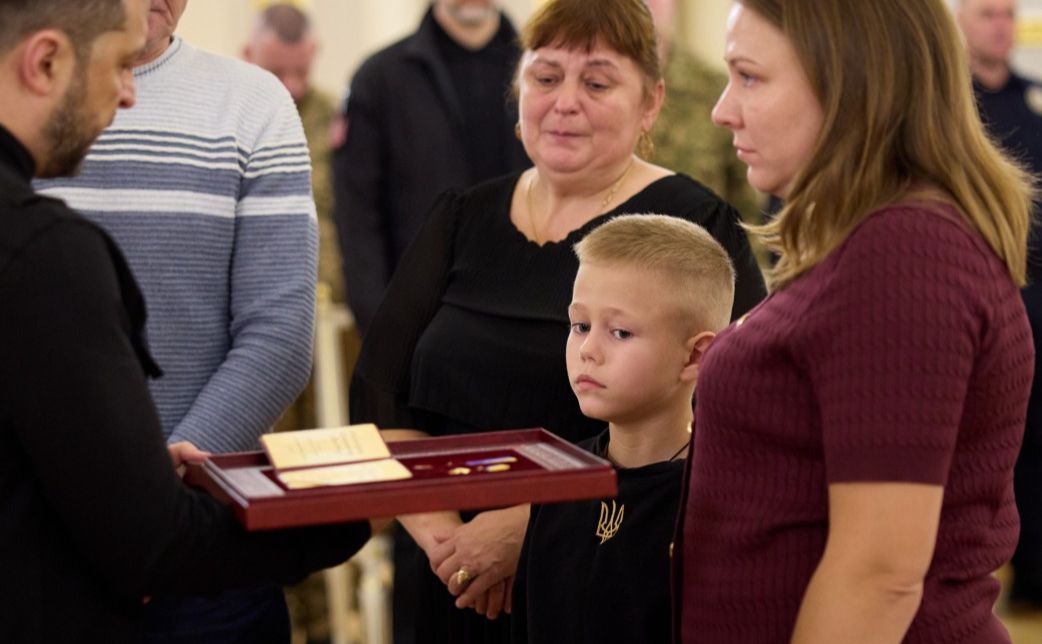 Родина загиблого Захисника отримує найвищу нагороду України за військову звитягу з рук Глави держави. Фото: ОП