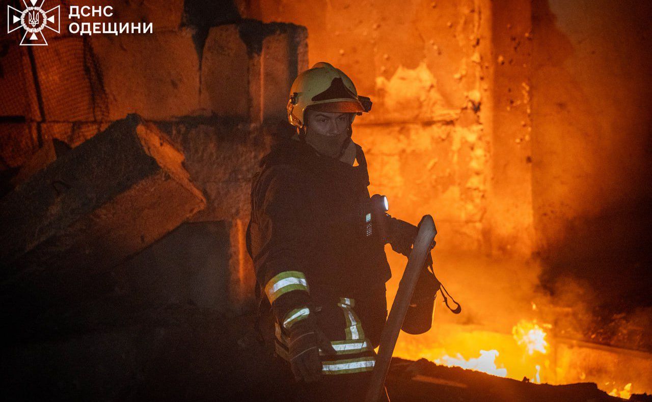Рятувальники ліквідовують пожежу. Фото: ДСНС Одещини
