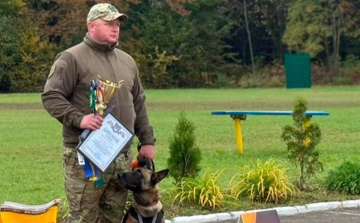 Віталій Литвин з вівчаркою Чейз отримав приз за друге місце на Всеукраїнських змаганнях. Фото: Нацполіція