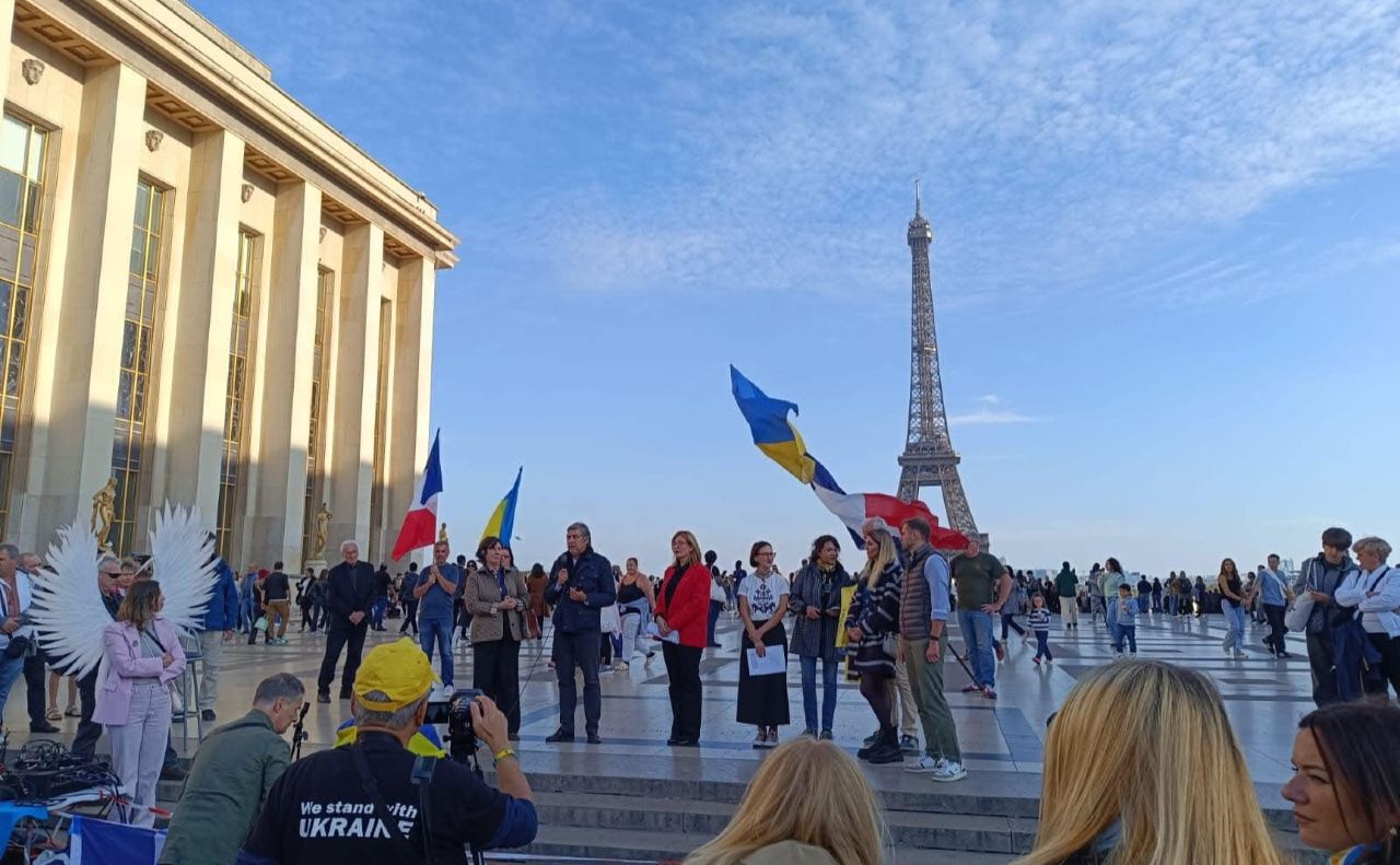 З центра Парижа відправили авто швидкої допомоги для потреб України. Фото: Посольство України у Франції