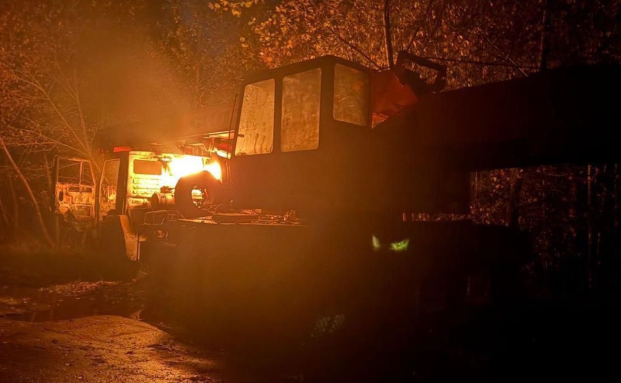 Окупанти вдарили дроном по автокрану енергетиків. Фото: ДСНС Чернігівщини