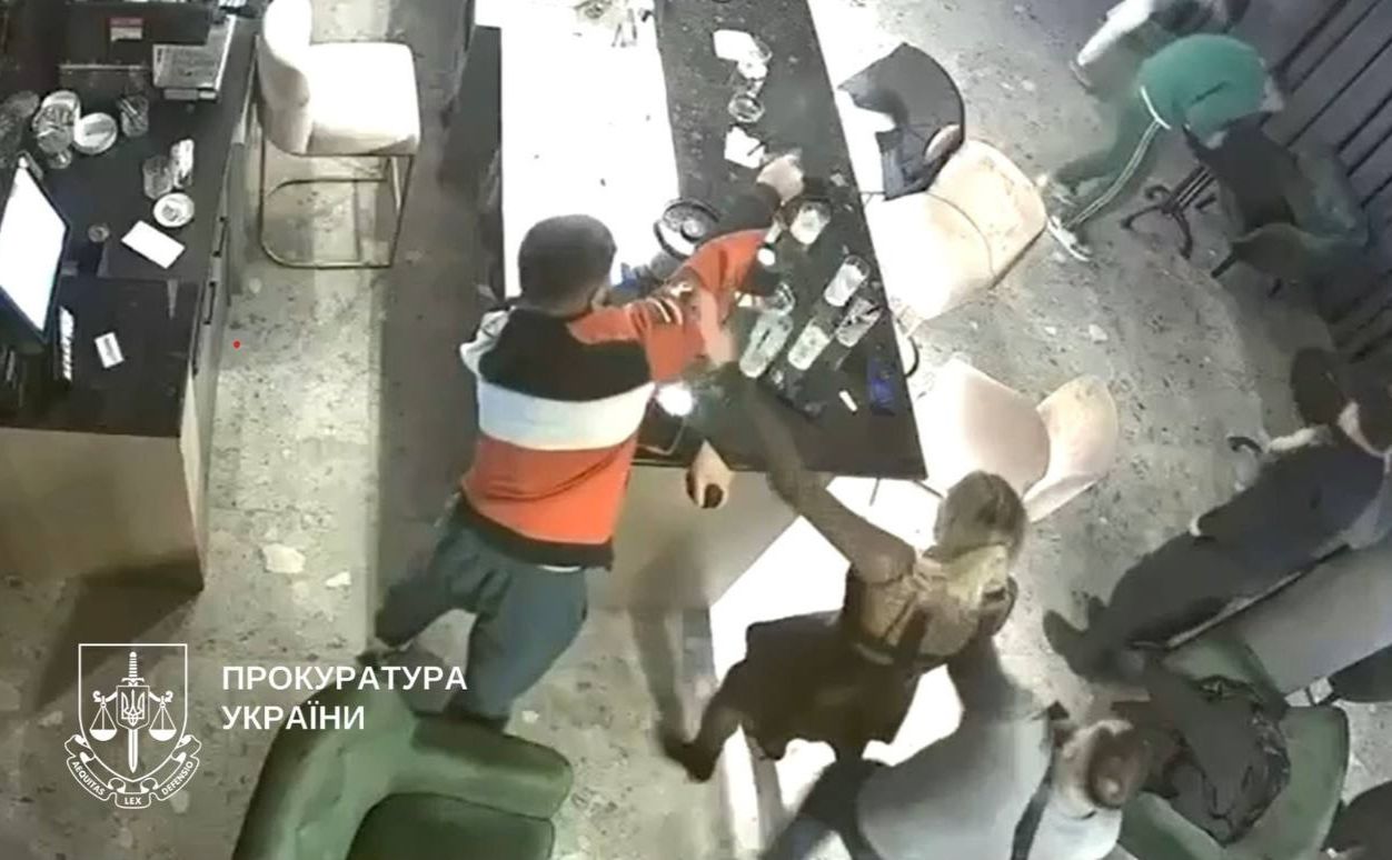 Відео зафіксувало бійку у барі. Фото: скрин з камери спостереження