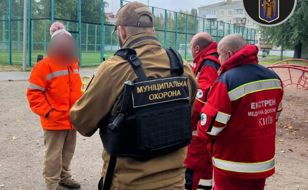 Людину доправили до медзакладу. Фото: Муніципальна охорона