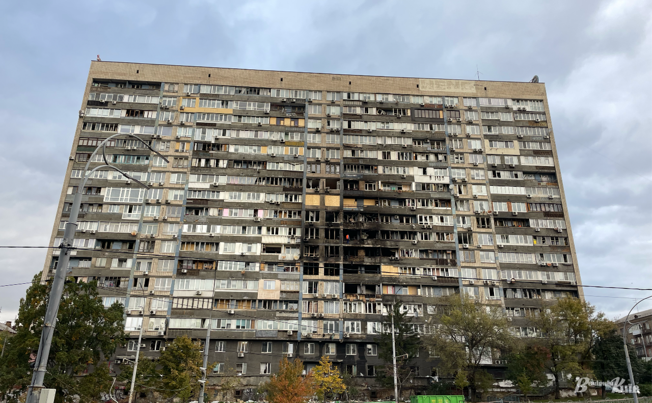 Будинок у Печерському районі, в який влучив російський дрон. Фото: Ірина Мещерякова