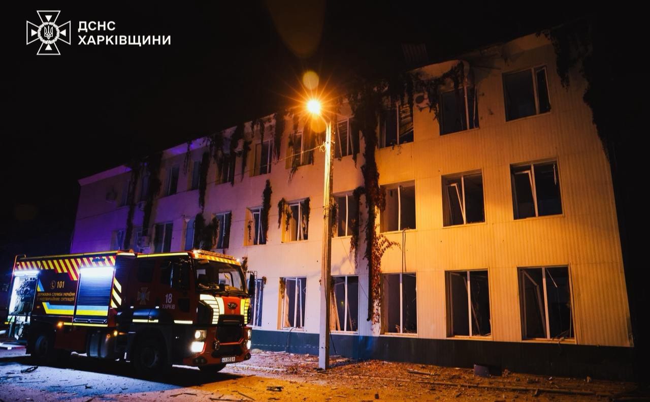 Одне з влучань зафіксоване по території лікарні на Салтівці. Фото: ДСНС.