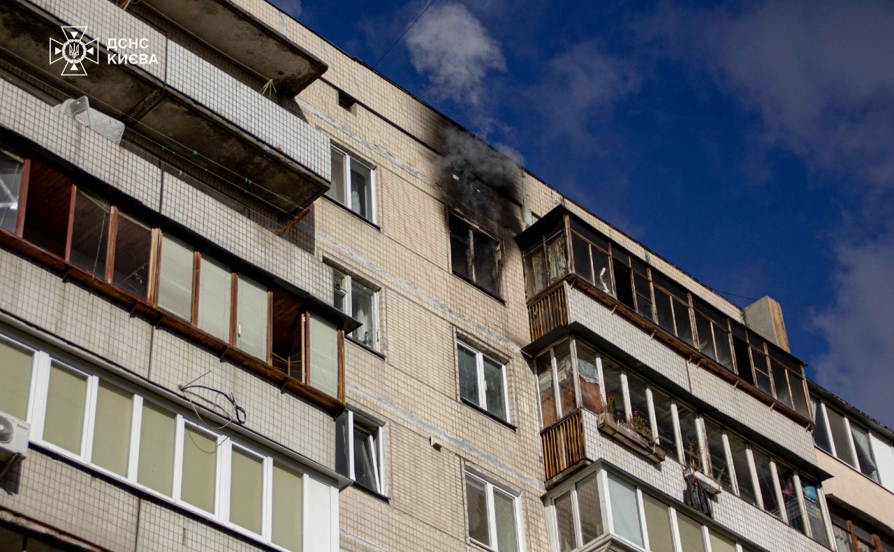 Пожежа сталась в одній із квартир на 9 поверсі. Фото: ГУ ДСНС у м. Києві