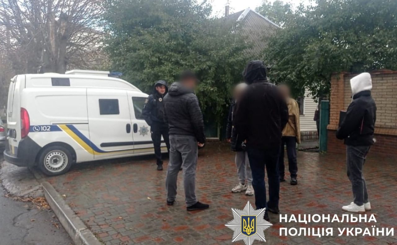 Поліція буля обійстя, де сталось вбивство. Фото: Нацполіція