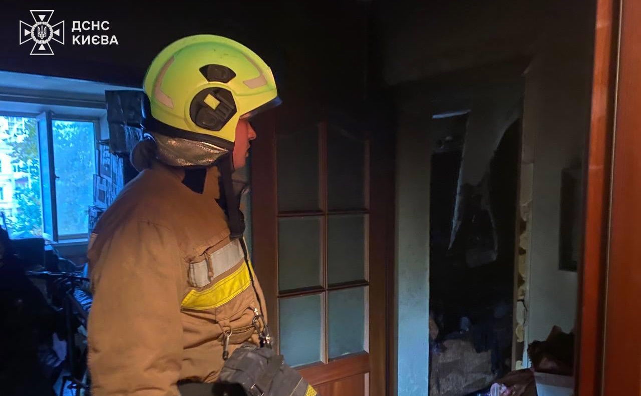 Під час розвідки приміщення вогнеборці виявили тіло людини без ознак життя. Фото: ДСНС