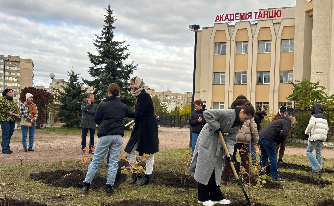 Студенти та викладачі посадили калину. Фото: Анна Білоус