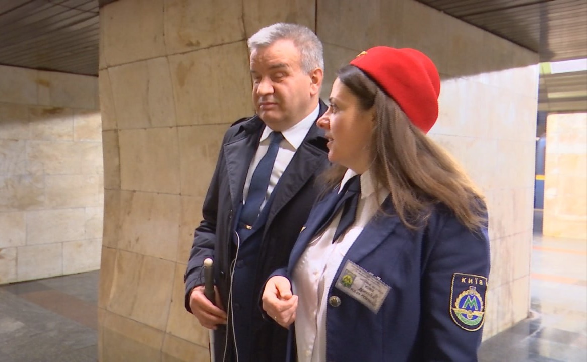 Супроводів пасажирів з маломобільних груп населення. Фото: метрополітен