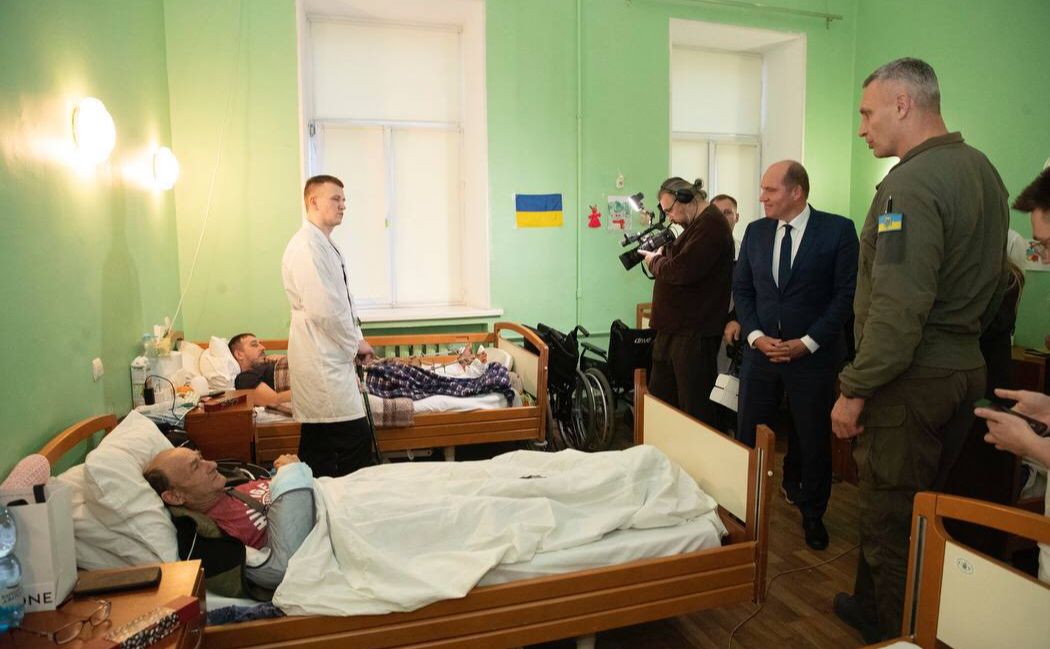Кличко та Клоз у палаті з пораненими військовими. Фото: пресслужба мера