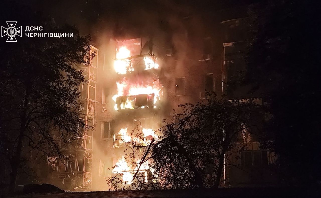 У Ніжині влучили у багатоповерхівку. Фото: ДСНС Чернігівщини