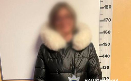 У Києві поліцейські затримали жінку, яка через конфлікт підпалила двері рідній доньці