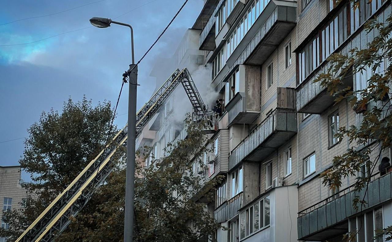 На Лісовому проспекті горіла квартира. Фото: ДСНС Києва