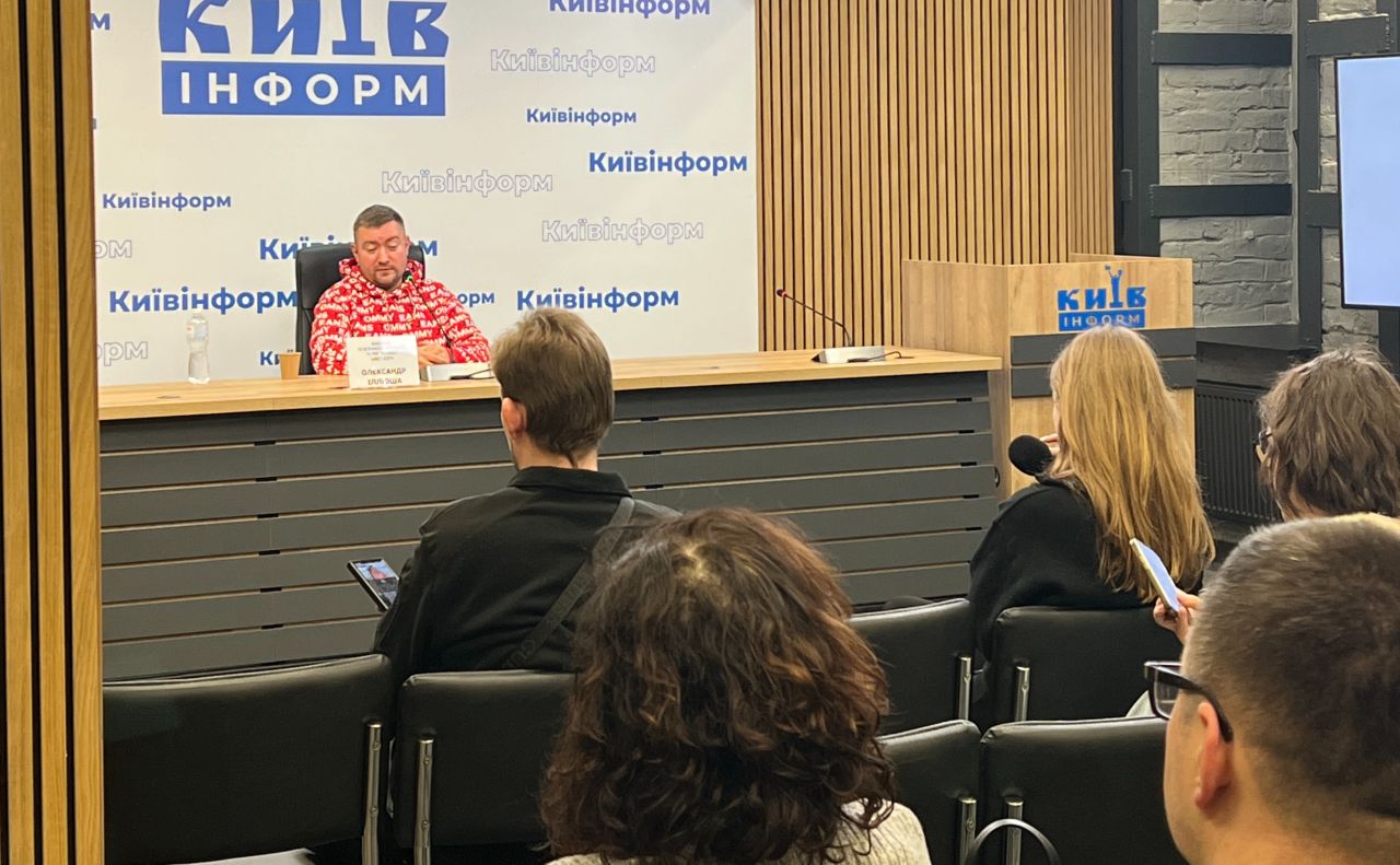 Олександр Іллюша спілкується із учасниками заходу у Київіформ пресцентрі