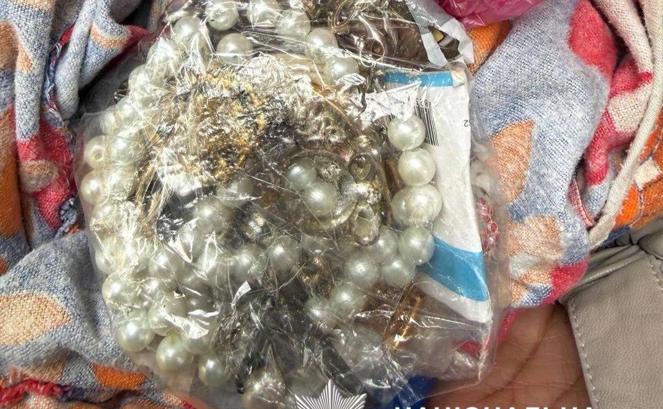 Довірлива жертва віддала ці прикраси шахрайці. Фото: поліція Києва