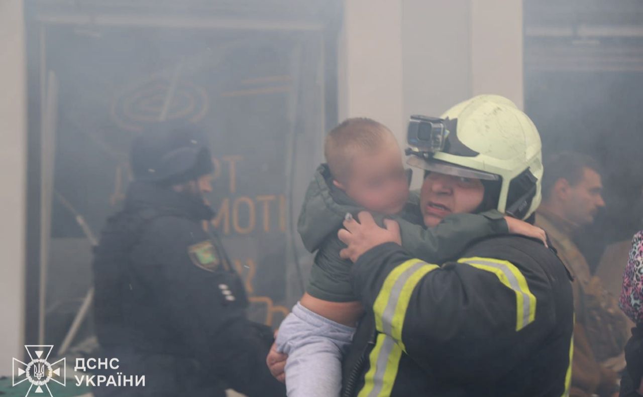Рятувальники евакуюють дітей. Фото: ДСНС