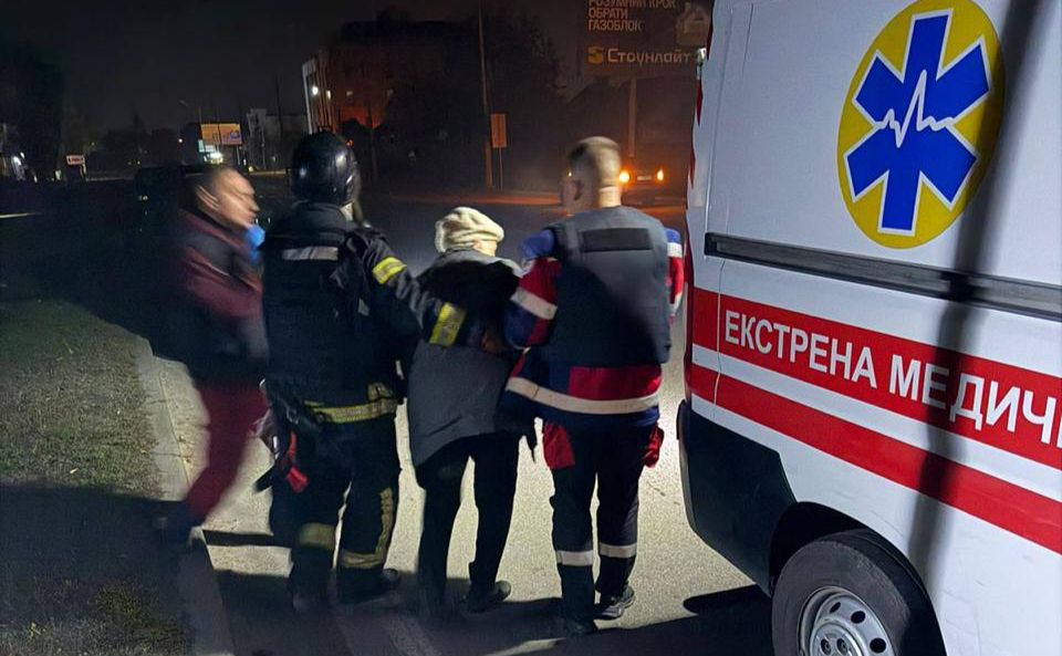 У Броварах «швидка» забрала літню жінку після обстрілу рф. Фото: телеграм мера Броварів Ігоря Сапожко