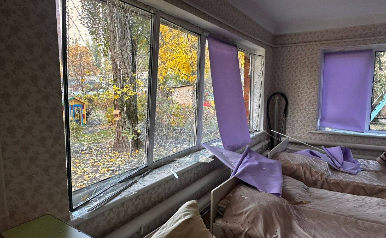 Вибухова хвиля вибила вікна у садочку. Фото: Facebook/Олена Фіданян