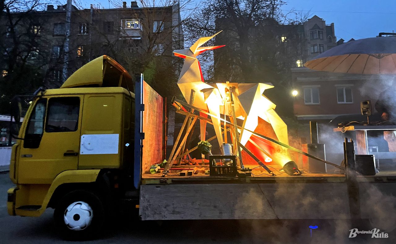Скульптура «Оригамі Олень» під час презентації у Києві. Фото: Тетяна Асадчева
