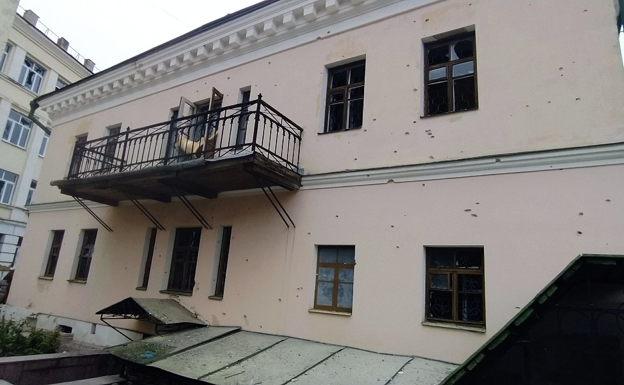 Пошкоджена будівля. Фото: Музей Гетьманства