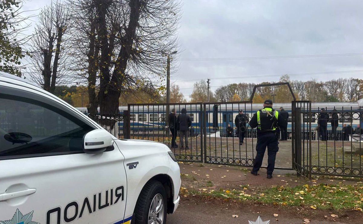 На Житомирщині поліція працює на місці вибуху на залізничному вокзалі. Фото: Поліція Житомирської області