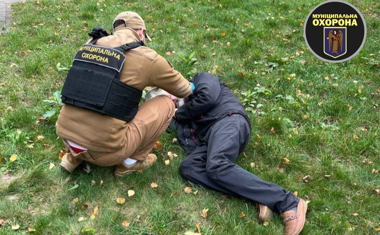 Столичні муніципальні охоронці врятували від переохолодження двох чоловіків