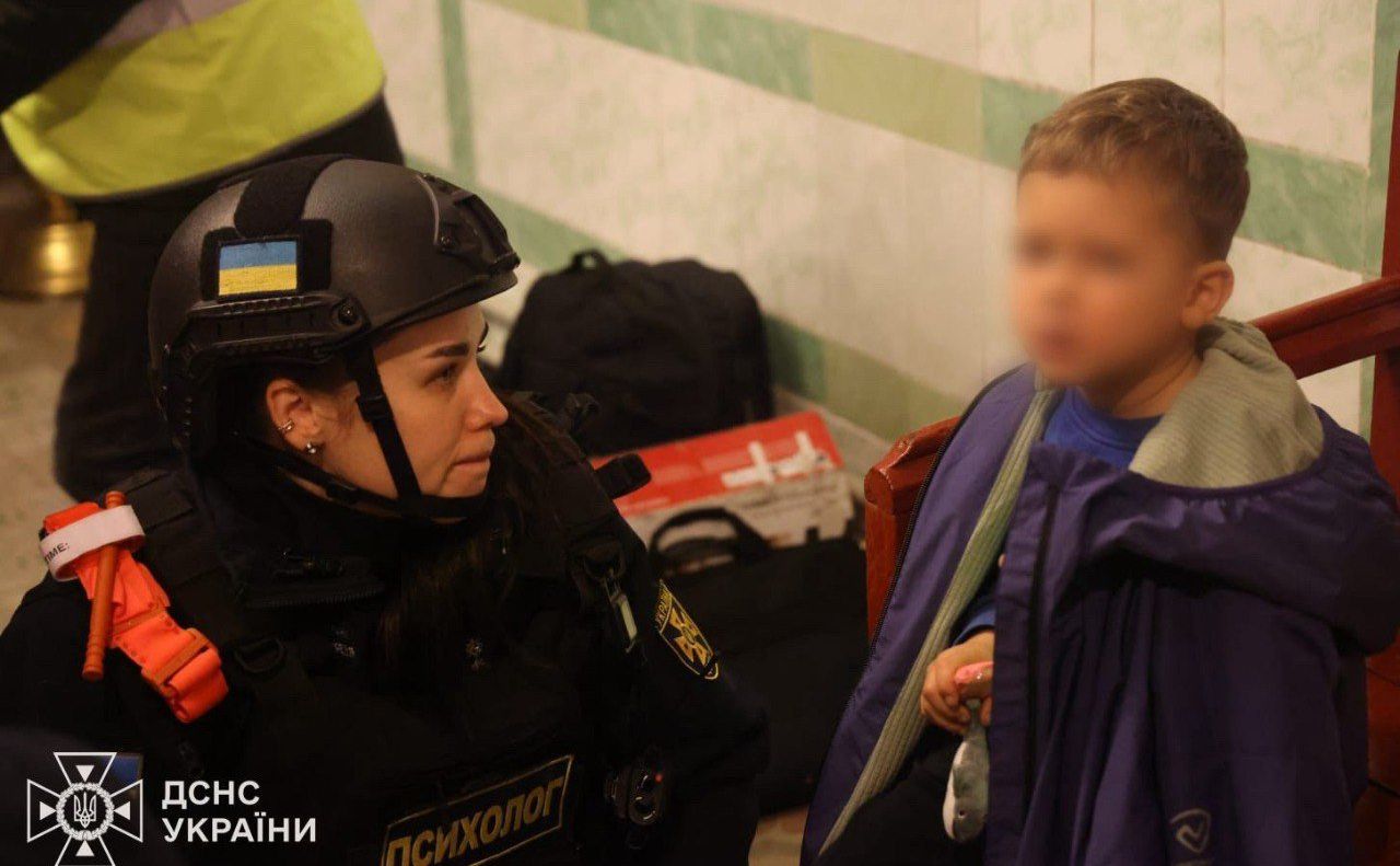 Поліцейська з врятованим хлопчиком з дитсадка у Харкові. Фото: ДСНС України