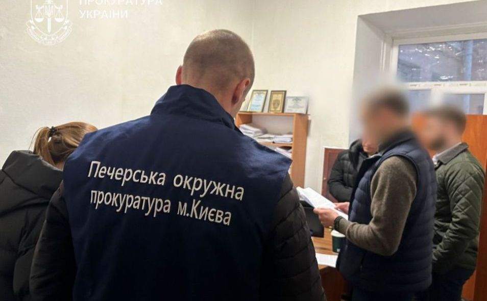 Сурогатне материнство з кримінальним підтекстом: у Києві новонароджену не дали вивезти до Китаю