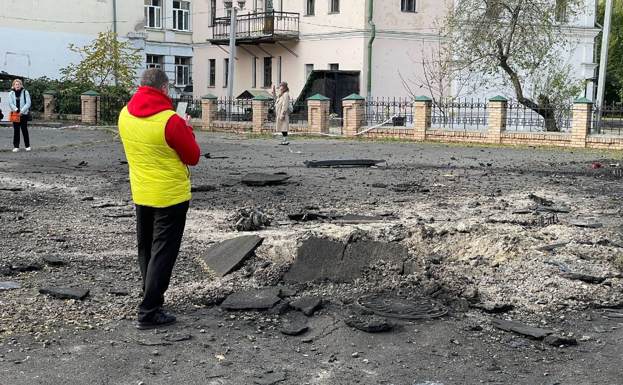 Вирва біля Музею гетьманства на Подолі. Фото: Facebook/Роман Маленков
