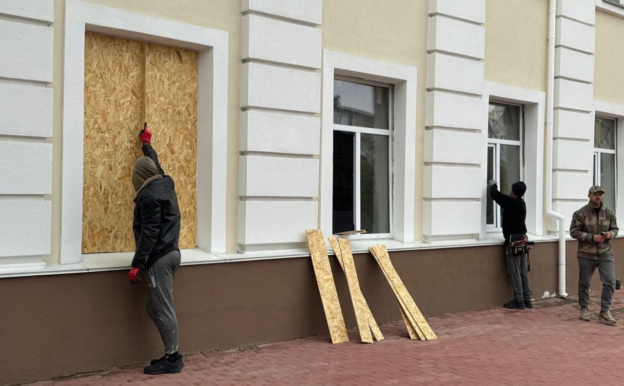 На даний момент вже закрито 1774 пошкоджених вікон плівкою або OSB. Фото: ФБ Олександра Ковтунова