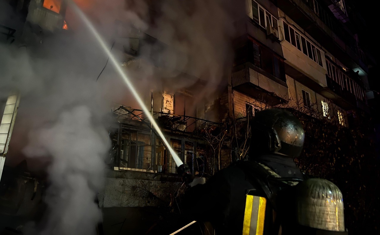 Наслідки атаки ворожих дронів в Києві. Фото: ДСНС