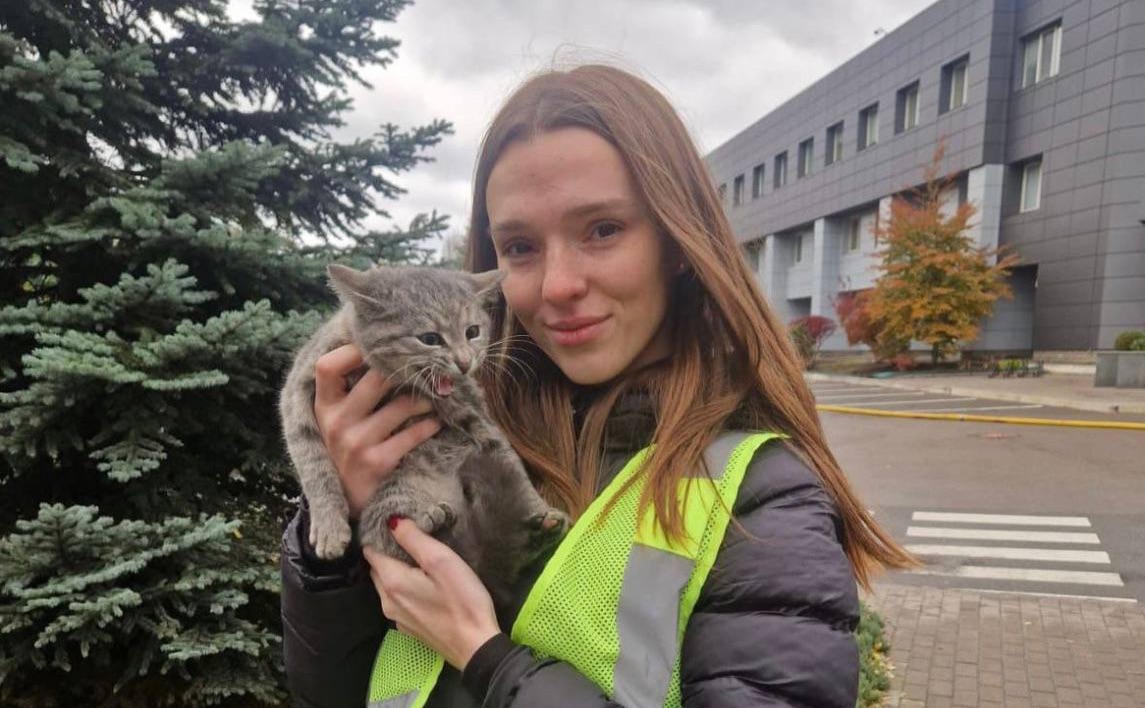 Слідча, яка документувала воєнний злочин російських окупантів, не змогла залишити малечу напризволяще. Фото: поліція