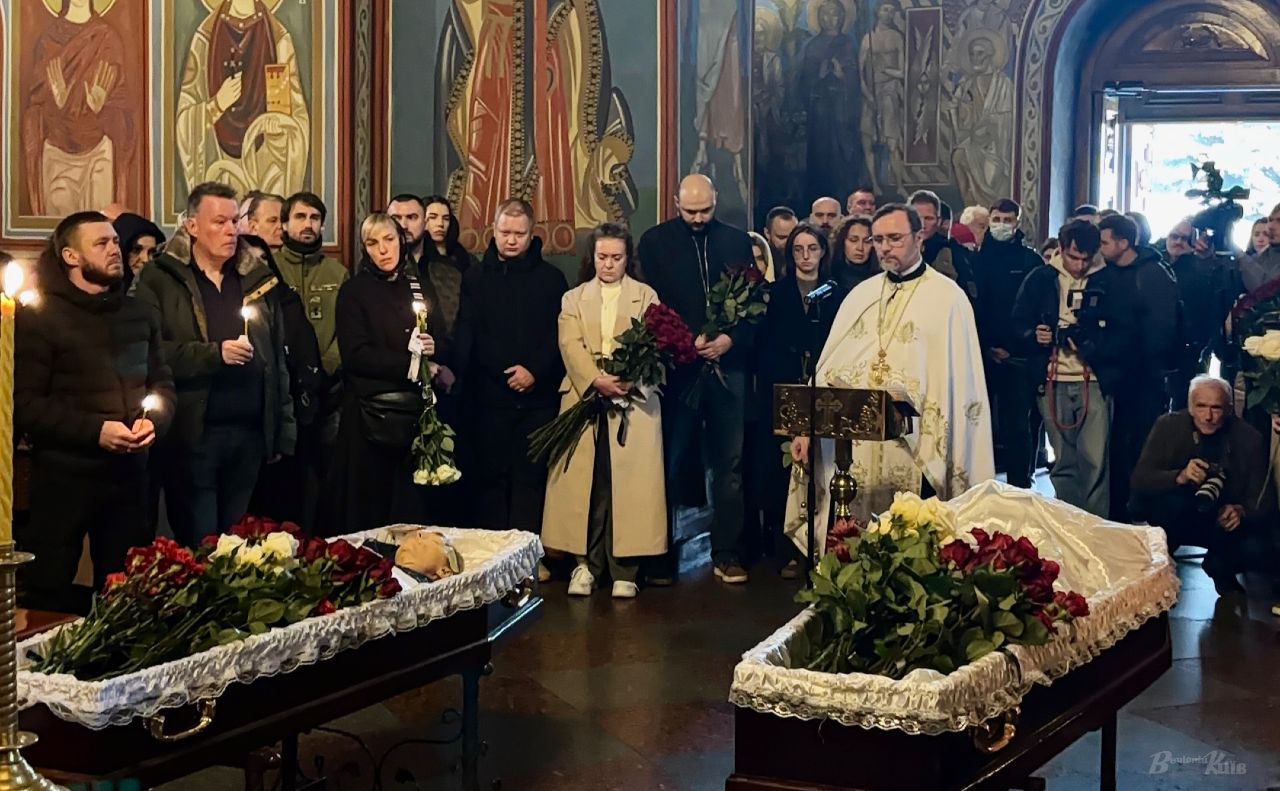 Під час відспівування загиблих співробітників «FreeДом» у Михайлівському Золотоверхому соборі. Фото: Анна Білоус