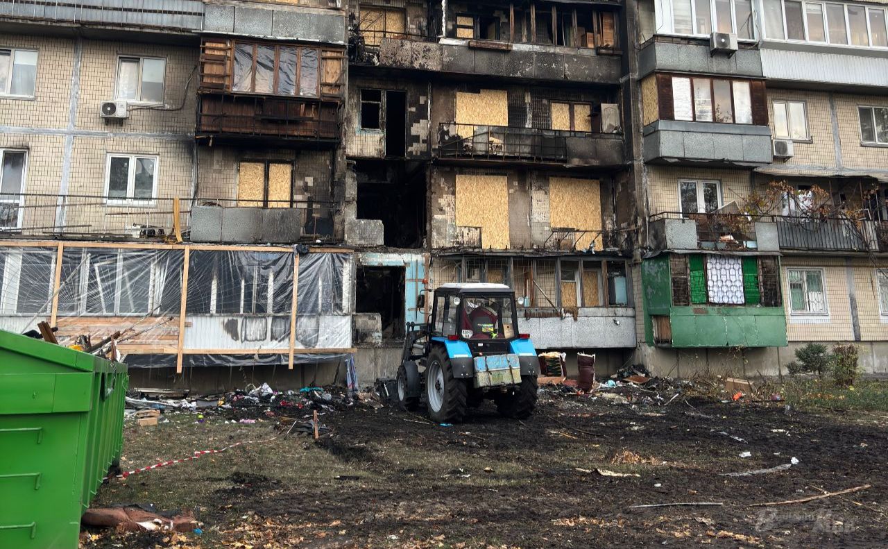На вулиці Братиславській тривають роботи після влучання «шахеда» у 9-поверхівку 26 жовтня. Фото: Анна Білоус