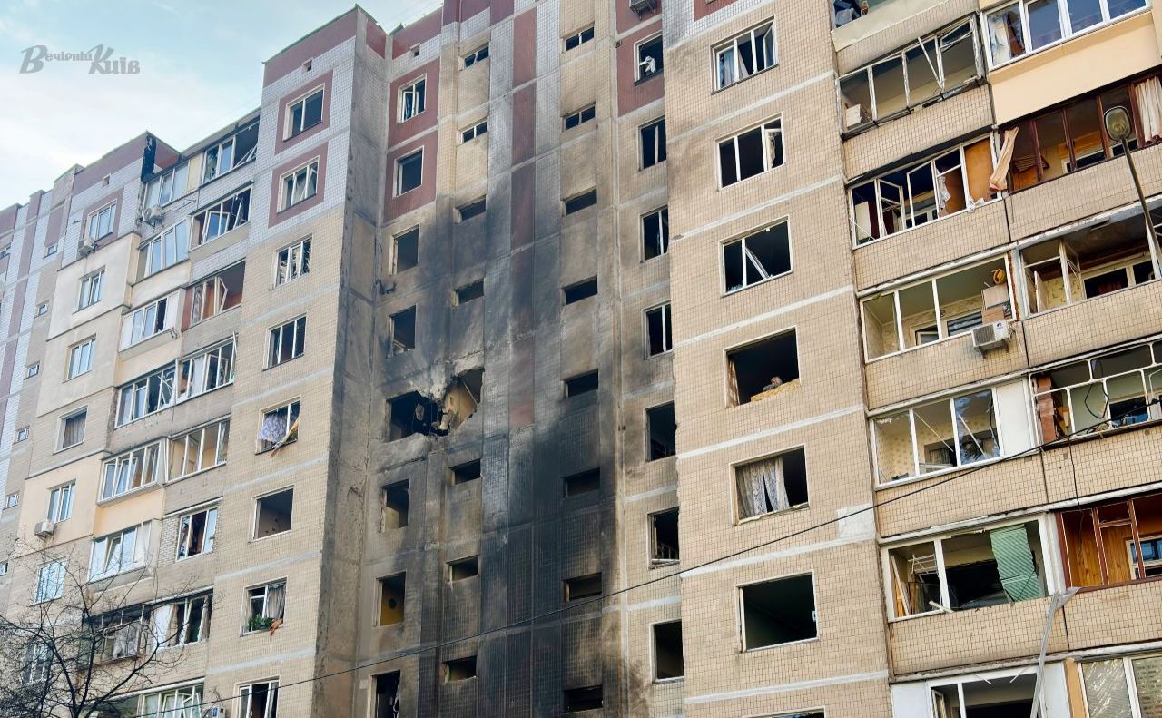 На Троєщині «шахед» влучив у 10-поверхівку. Фото: Анна Білоус