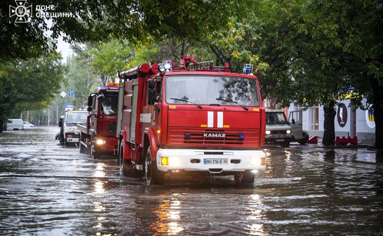 30 вересня у Одесі загинули 9 людей під час зливи. Фото: ДСНС